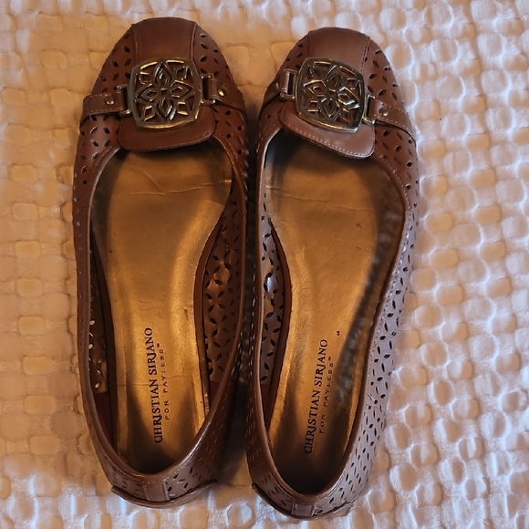 Christian Siriano Tan Flats with Gold Buckle - Picture 1 of 4